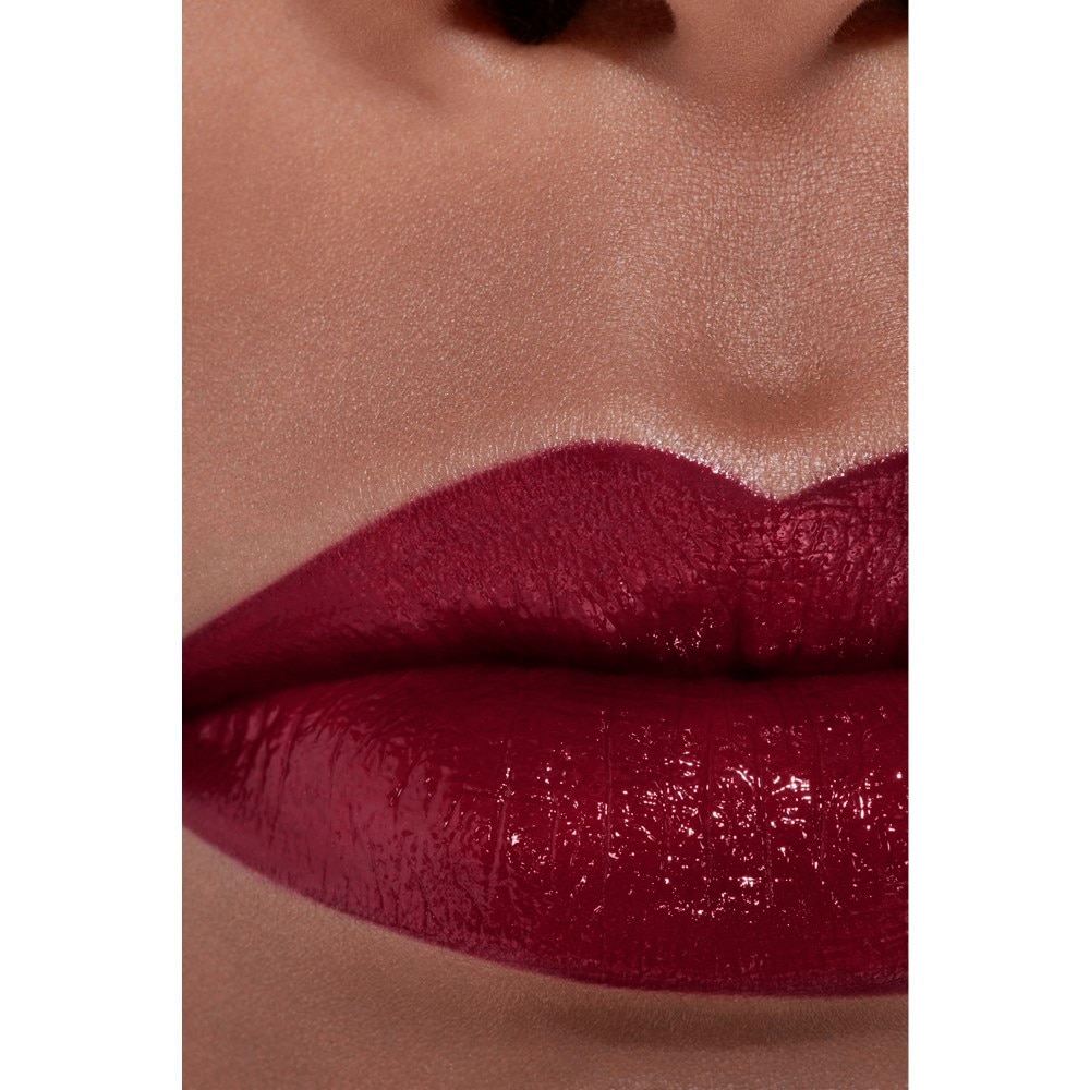 LA BARRA DE LABIOS SATINADA DE LARGA DURACI&Oacute;N, TRATAMIENTO HIDRATANTE Y ALISANTE